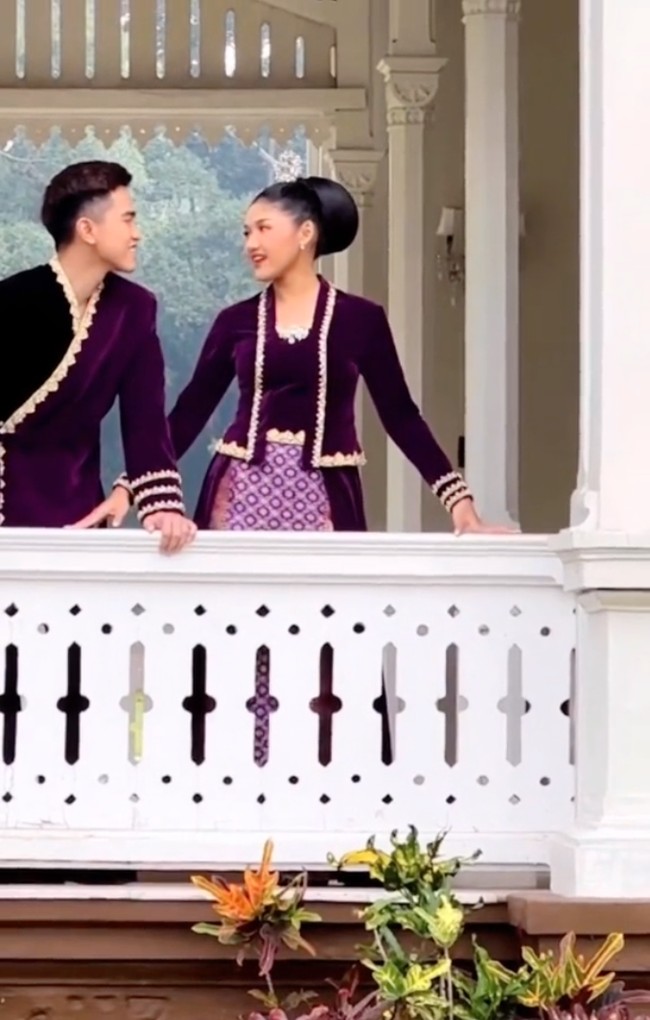 Momen saat keduanya menjalani photoshoot. Menatap mesra ke arah Erina, keduanya memang terlihat kompak dan romantis. Foto: TikTok/@erinagudono