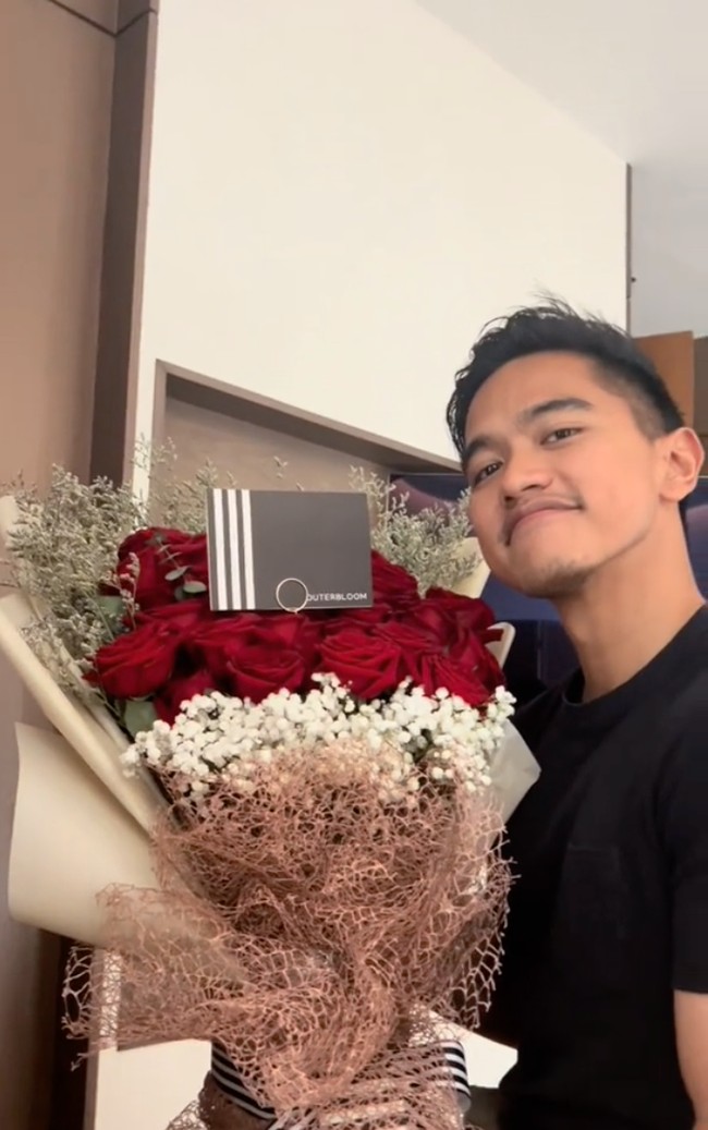 Melalui akun TikTok pribadinya Erina Gudono memamerkan momen bucin sang suami, Kaesang. Mulai dari memberikan buket bunga, hingga menyiapkan dinner romantis untuk sang istri. Foto: TikTok/@erinagudono