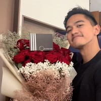 Melalui akun TikTok pribadinya Erina Gudono memamerkan momen bucin sang suami, Kaesang. Mulai dari memberikan buket bunga, hingga menyiapkan dinner romantis untuk sang istri. Foto: TikTok/@erinagudono