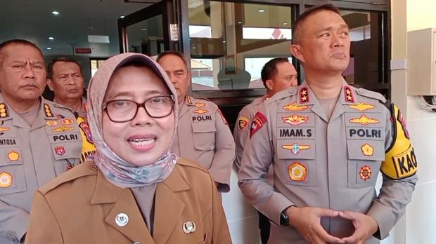 Kapolda Jatim saat menjenguk Petugas KPPS Yulis yang dirawat di RS Haji.