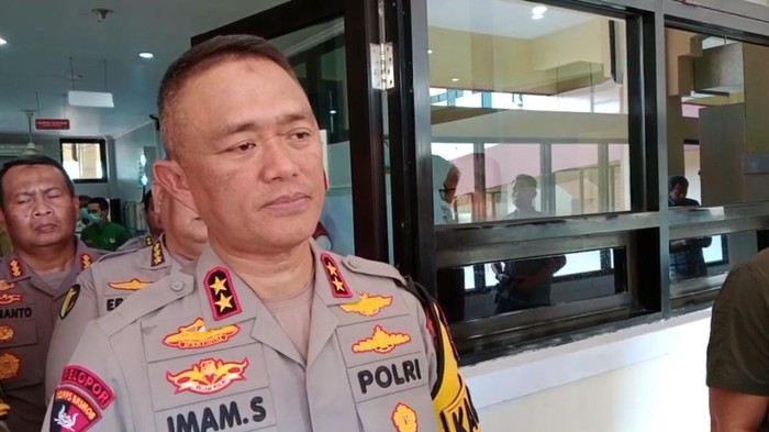 Kapolda Jatim saat menjenguk Petugas KPPS Yulis yang dirawat di RS Haji.