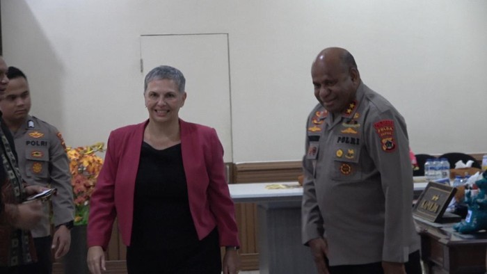 Kapolda Papua Irjen Mathius D. Fakhiri (kanan) saat bertemu Dubes Australia Penny Williams (kiri).