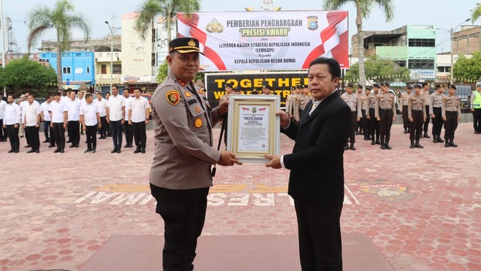Kapolres Dumai raih penghargaan dari Lemkapi. (Dok Polres Dumai)