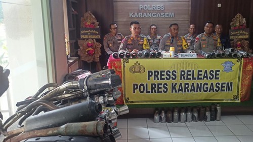 Kapolres Karangasem AKBP I Nengah Sadiarta saat konferensi pers terkait knalpot brong, Senin (26/2/2024). (Foto: I Wayan Selamat Juniasa/detikBali)
