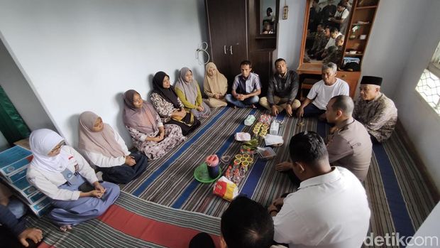 Kapolres Malang mengunjungi keluarga KPPS yang meninggal