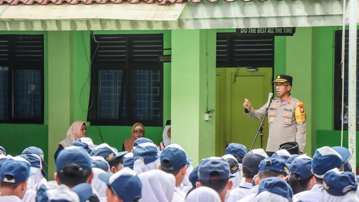 Kapolres Metro Jakarta Timur Kombes Nicolas Ary Lilipaly menjadi inspektur upacar di SMPN 149 Jakarta, Senin (26/2/2024) pagi.