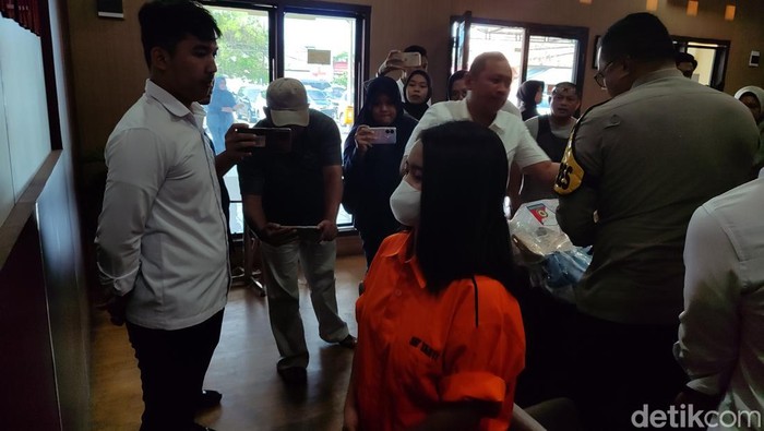 Karyawati pelaku penggelapan uang toko kosmetik di Serang (Foto: Bahtiar/Detikcom)
