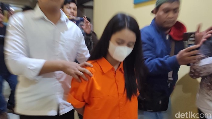 Karyawati pelaku penggelapan uang toko kosmetik di Serang (Foto: Bahtiar/Detikcom)