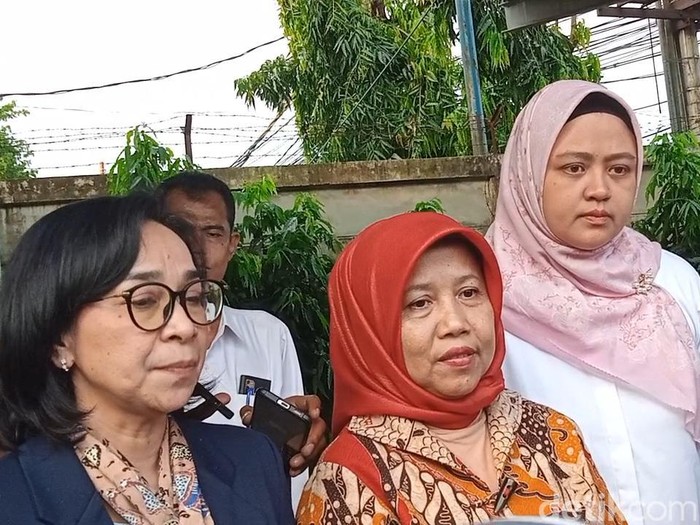 Foto kiri ke kanan, Inspektorat Jendral Kemendikbud, Chatarina Girsang; Komisioner KPAI Diyah Puspitarini; dan PLT Deputi Perlindungan Khusus Anak Kementerian PPPA, Rini Handayani.