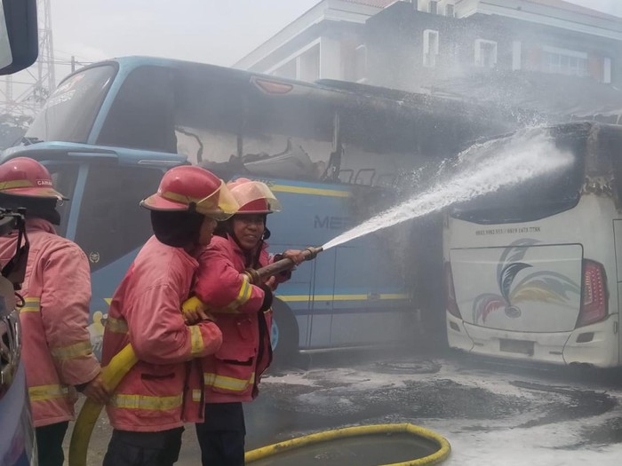 Kebakaran terjadi di bengkel Bus Aldy, Jalan Pondok Indah I No 6, Desa Pemecutan Kaja, Denpasar, Bali, pada Senin (26/2/2024). (Foto: Polresta Denpasar)