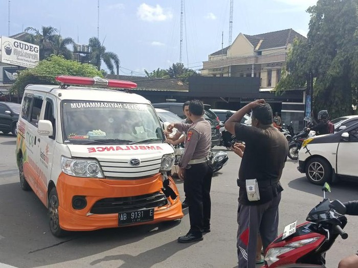 Kecelakaan ambulans di Jalan Magelang, Mlati, Sleman, Senin (26/2/2024).