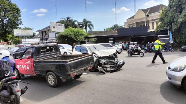 Kecelakaan ambulans di Jalan Magelang, Mlati, Sleman, Senin (26/2/2024).