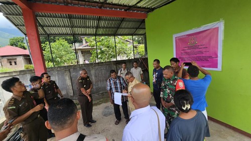 Kejari Flores Timur menyita aset mantan Bendahara BPBD Flores Timur Petronela Letek Toda yang menjadi terpidana tipikor. (Dok Kejari Flores Timur)