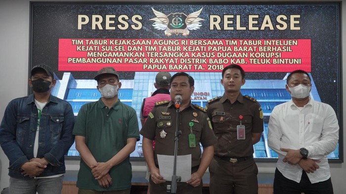 Kejati Sulsel merilis penangkapan tersangka kasus korupsi pembangunan Pasar Rakyat Babo berinisial JBB (57) yang sempat buron selama 1 tahun 3 bulan.