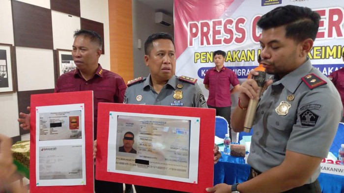 Kepala Kantor Wilayah Kemenkumham Kepri, I Nyoman Gede Surya Mataram, menunjukkan paspor dan identitas Indonesia WNA asal Bangladesh berinisial MH. (Foto: Dok. Istimewa)