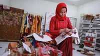 UMKM kerajinan dari kain batik tersebut menghasilkan beragam jenis produk seperti baju, tas, sepatu, pouch, gantungan kunci, dan tali tas yang dijual dari harga Rp40 ribu hingga Rp1,7 juta tergantung jenis.