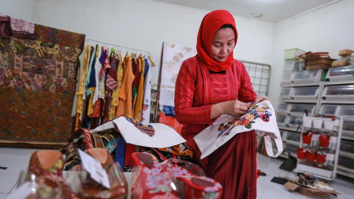 Perajin menyelesaikan pembuatan tas dari kain batik di Galleries Abata, Jakarta, Senin (26/2/2024). UMKM kerajinan dari kain batik tersebut menghasilkan beragam jenis produk seperti baju, tas, sepatu, pouch, gantungan kunci, dan tali tas yang dijual dari harga Rp40 ribu hingga Rp1,7 juta tergantung jenis itu dipasarkan melalui e-commerce dan sudah dijual ke Amerika dan Belanda. ANTARA FOTO/Asprilla Dwi Adha/nz