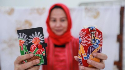 Kece Banget! Kerajinan Batik Disulap Jadi Baju hingga Gantungan Kunci