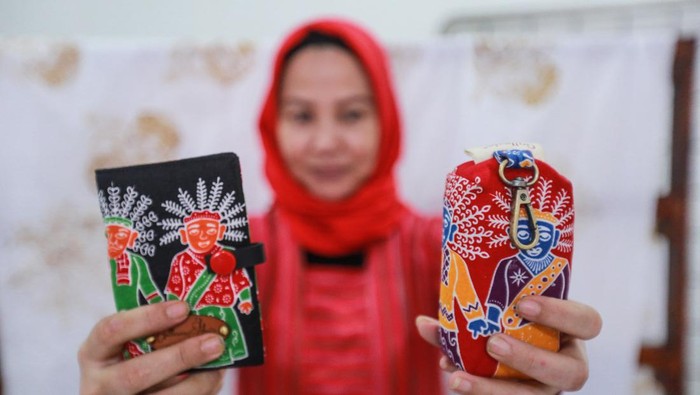 Kerajinan dari batik Perajin menyelesaikan pembuatan tas dari kain batik di Galleries Abata, Jakarta, Senin (26/2/2024). UMKM kerajinan dari kain batik tersebut menghasilkan beragam jenis produk seperti baju, tas, sepatu, pouch, gantungan kunci, dan tali tas yang dijual dari harga Rp40 ribu hingga Rp1,7 juta tergantung jenis itu dipasarkan melalui e-commerce dan sudah dijual ke Amerika dan Belanda. ANTARA FOTO/Asprilla Dwi Adha/nz