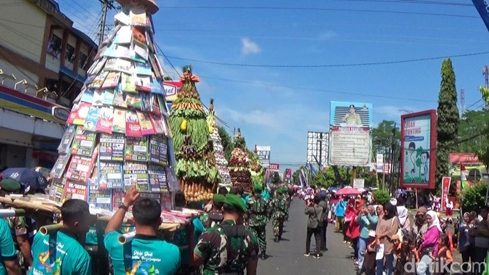 Kirab dan rebutan gunungan saat hari jadi ke 453 Banjarnegara.