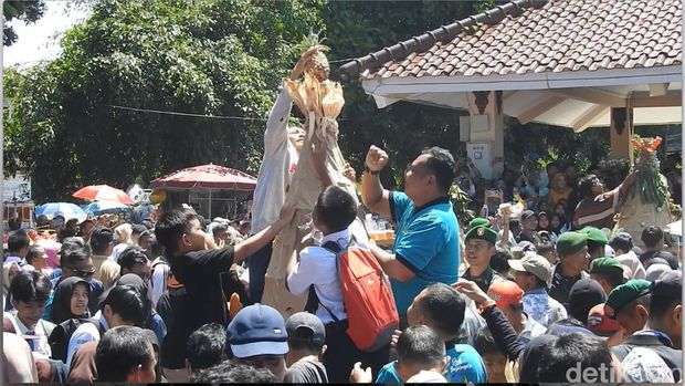 Kirab dan rebutan gunungan saat hari jadi ke 453 Banjarnegara.