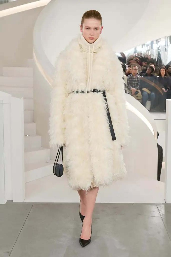 Fashion show koleksi Michael Kors Fall/Winter 2024 dalam New York Fashion Week 2024. Michael Kors mengungkapkan makna timelessness yang menjadi tema koleksi busana terbarunya ini. Ketika kita berbicara tentang apa yang abadi dan apa yang bertahan—itu adalah kualitas, itu adalah kesederhanaan, itu adalah kecanggihan, itu adalah pakaian yang membuat Anda merasa percaya diri dan kuat, ujarnya. Foto: [Dok. Michael Kors].