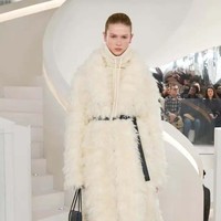 Fashion show koleksi Michael Kors Fall/Winter 2024 dalam New York Fashion Week 2024. Michael Kors mengungkapkan makna timelessness yang menjadi tema koleksi busana terbarunya ini. Ketika kita berbicara tentang apa yang abadi dan apa yang bertahan—itu adalah kualitas, itu adalah kesederhanaan, itu adalah kecanggihan, itu adalah pakaian yang membuat Anda merasa percaya diri dan kuat, ujarnya. Foto: [Dok. Michael Kors].
