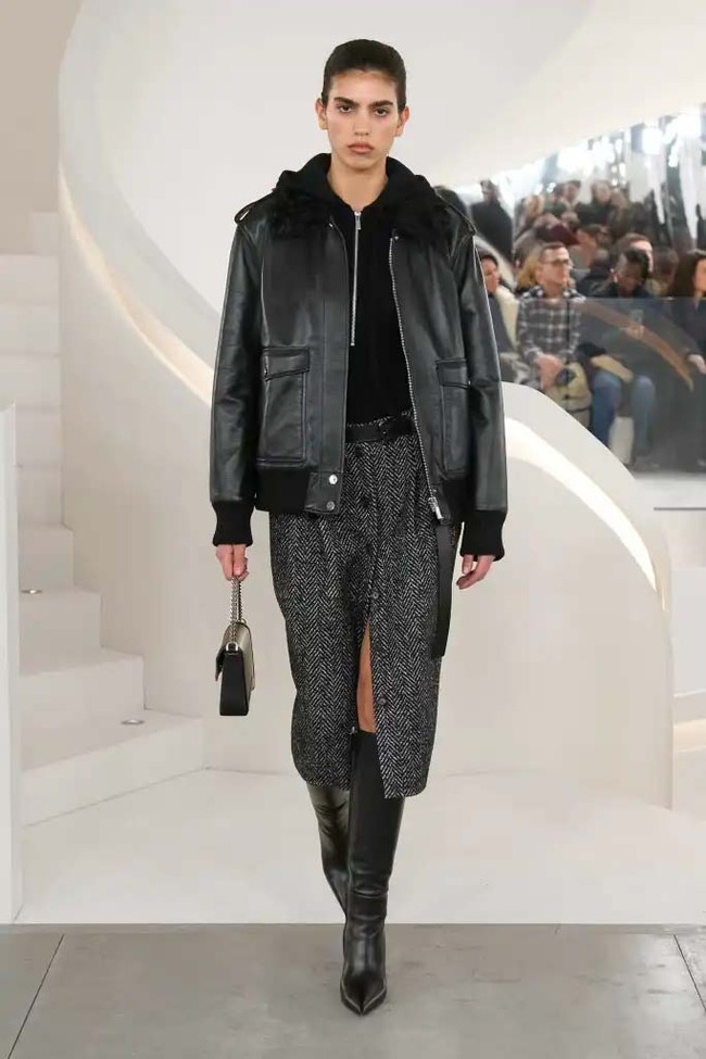 Fashion show koleksi Michael Kors Fall/Winter 2024 dalam New York Fashion Week 2024. Michael Kors mengungkapkan makna timelessness yang menjadi tema koleksi busana terbarunya ini. Ketika kita berbicara tentang apa yang abadi dan apa yang bertahan—itu adalah kualitas, itu adalah kesederhanaan, itu adalah kecanggihan, itu adalah pakaian yang membuat Anda merasa percaya diri dan kuat, ujarnya. Foto: [Dok. Michael Kors].