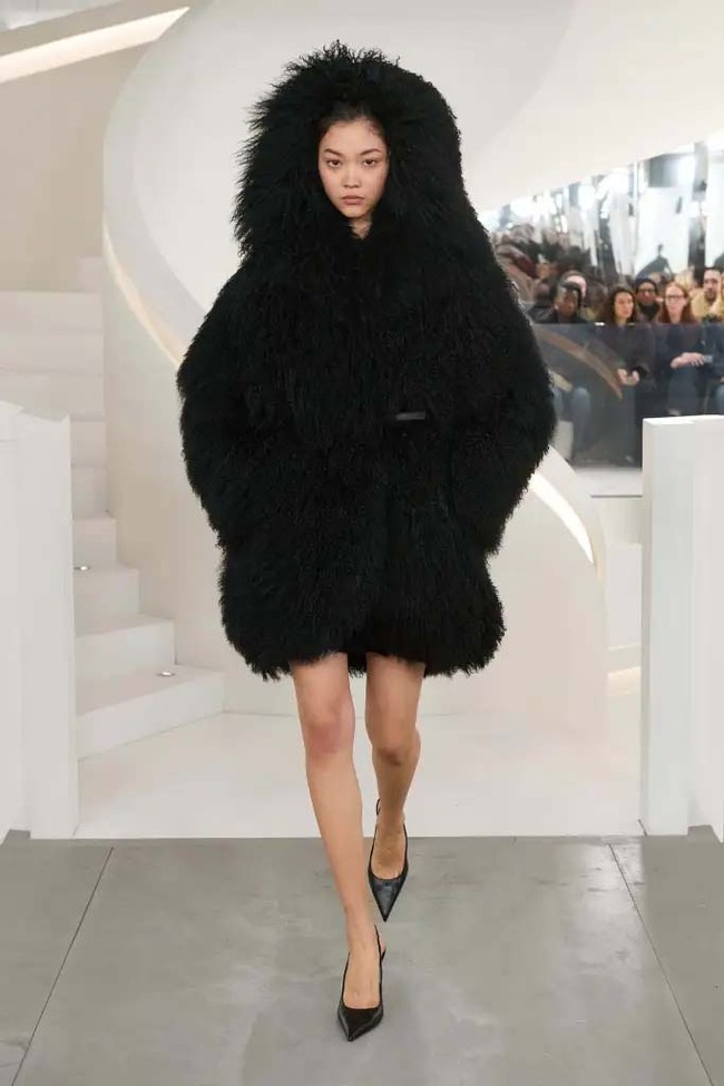 Fashion show koleksi Michael Kors Fall/Winter 2024 dalam New York Fashion Week 2024. Michael Kors mengungkapkan makna timelessness yang menjadi tema koleksi busana terbarunya ini. Ketika kita berbicara tentang apa yang abadi dan apa yang bertahan—itu adalah kualitas, itu adalah kesederhanaan, itu adalah kecanggihan, itu adalah pakaian yang membuat Anda merasa percaya diri dan kuat, ujarnya. Foto: [Dok. Michael Kors].
