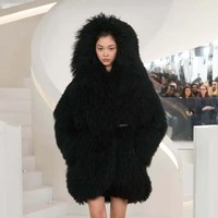 Fashion show koleksi Michael Kors Fall/Winter 2024 dalam New York Fashion Week 2024. Michael Kors mengungkapkan makna timelessness yang menjadi tema koleksi busana terbarunya ini. Ketika kita berbicara tentang apa yang abadi dan apa yang bertahan—itu adalah kualitas, itu adalah kesederhanaan, itu adalah kecanggihan, itu adalah pakaian yang membuat Anda merasa percaya diri dan kuat, ujarnya. Foto: [Dok. Michael Kors].