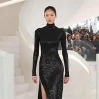 Fashion show koleksi Michael Kors Fall/Winter 2024 dalam New York Fashion Week 2024. Michael Kors mengungkapkan makna timelessness yang menjadi tema koleksi busana terbarunya ini. Ketika kita berbicara tentang apa yang abadi dan apa yang bertahan—itu adalah kualitas, itu adalah kesederhanaan, itu adalah kecanggihan, itu adalah pakaian yang membuat Anda merasa percaya diri dan kuat, ujarnya. Foto: [Dok. Michael Kors].