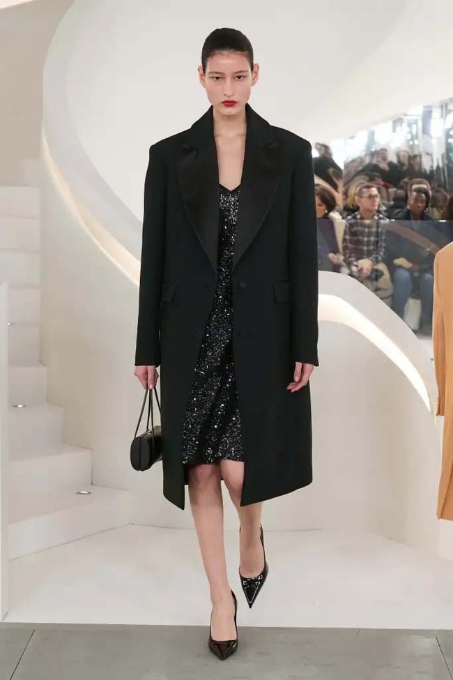 Fashion show koleksi Michael Kors Fall/Winter 2024 dalam New York Fashion Week 2024. Michael Kors mengungkapkan makna timelessness yang menjadi tema koleksi busana terbarunya ini. Ketika kita berbicara tentang apa yang abadi dan apa yang bertahan—itu adalah kualitas, itu adalah kesederhanaan, itu adalah kecanggihan, itu adalah pakaian yang membuat Anda merasa percaya diri dan kuat, ujarnya. Foto: [Dok. Michael Kors].