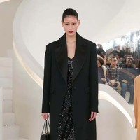 Fashion show koleksi Michael Kors Fall/Winter 2024 dalam New York Fashion Week 2024. Michael Kors mengungkapkan makna timelessness yang menjadi tema koleksi busana terbarunya ini. Ketika kita berbicara tentang apa yang abadi dan apa yang bertahan—itu adalah kualitas, itu adalah kesederhanaan, itu adalah kecanggihan, itu adalah pakaian yang membuat Anda merasa percaya diri dan kuat, ujarnya. Foto: [Dok. Michael Kors].
