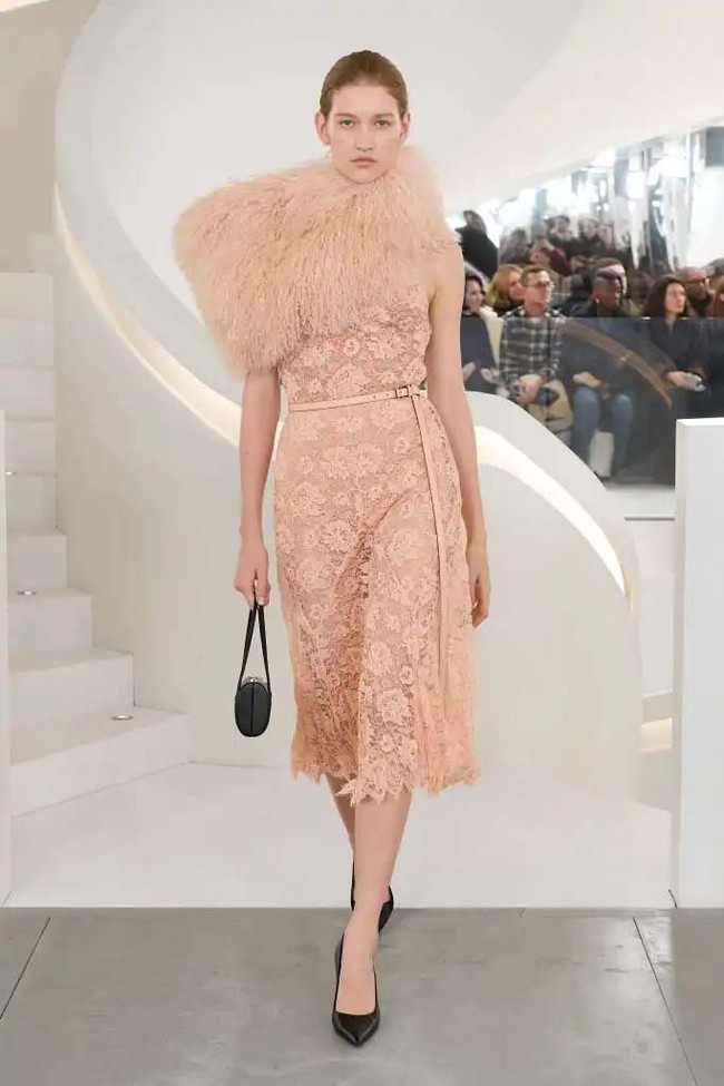 Fashion show koleksi Michael Kors Fall/Winter 2024 dalam New York Fashion Week 2024. Michael Kors mengungkapkan makna timelessness yang menjadi tema koleksi busana terbarunya ini. Ketika kita berbicara tentang apa yang abadi dan apa yang bertahan—itu adalah kualitas, itu adalah kesederhanaan, itu adalah kecanggihan, itu adalah pakaian yang membuat Anda merasa percaya diri dan kuat, ujarnya. Foto: [Dok. Michael Kors].