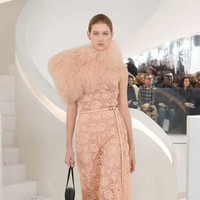 Fashion show koleksi Michael Kors Fall/Winter 2024 dalam New York Fashion Week 2024. Michael Kors mengungkapkan makna timelessness yang menjadi tema koleksi busana terbarunya ini. Ketika kita berbicara tentang apa yang abadi dan apa yang bertahan—itu adalah kualitas, itu adalah kesederhanaan, itu adalah kecanggihan, itu adalah pakaian yang membuat Anda merasa percaya diri dan kuat, ujarnya. Foto: [Dok. Michael Kors].