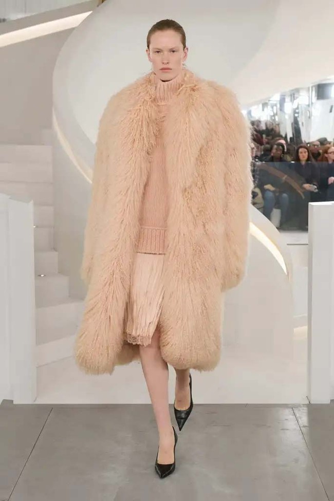 Fashion show koleksi Michael Kors Fall/Winter 2024 dalam New York Fashion Week 2024. Michael Kors mengungkapkan makna timelessness yang menjadi tema koleksi busana terbarunya ini. Ketika kita berbicara tentang apa yang abadi dan apa yang bertahan—itu adalah kualitas, itu adalah kesederhanaan, itu adalah kecanggihan, itu adalah pakaian yang membuat Anda merasa percaya diri dan kuat, ujarnya. Foto: [Dok. Michael Kors].