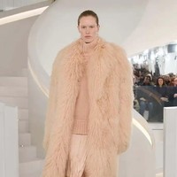 Fashion show koleksi Michael Kors Fall/Winter 2024 dalam New York Fashion Week 2024. Michael Kors mengungkapkan makna timelessness yang menjadi tema koleksi busana terbarunya ini. Ketika kita berbicara tentang apa yang abadi dan apa yang bertahan—itu adalah kualitas, itu adalah kesederhanaan, itu adalah kecanggihan, itu adalah pakaian yang membuat Anda merasa percaya diri dan kuat, ujarnya. Foto: [Dok. Michael Kors].