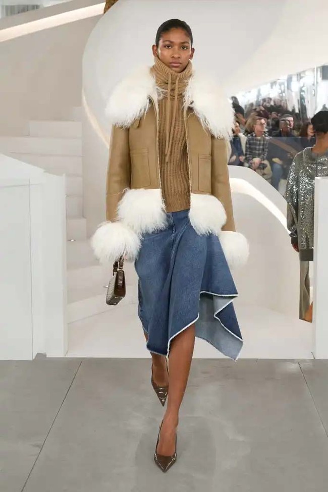 Fashion show koleksi Michael Kors Fall/Winter 2024 dalam New York Fashion Week 2024. Michael Kors mengungkapkan makna timelessness yang menjadi tema koleksi busana terbarunya ini. Ketika kita berbicara tentang apa yang abadi dan apa yang bertahan—itu adalah kualitas, itu adalah kesederhanaan, itu adalah kecanggihan, itu adalah pakaian yang membuat Anda merasa percaya diri dan kuat, ujarnya. Foto: [Dok. Michael Kors].