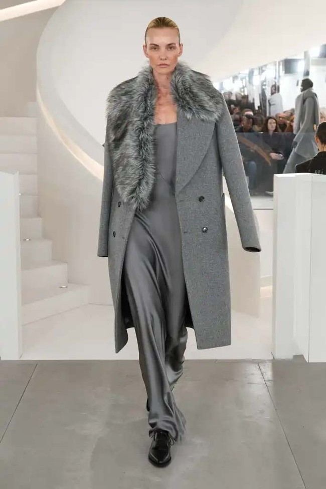 Fashion show koleksi Michael Kors Fall/Winter 2024 dalam New York Fashion Week 2024. Michael Kors mengungkapkan makna timelessness yang menjadi tema koleksi busana terbarunya ini. Ketika kita berbicara tentang apa yang abadi dan apa yang bertahan—itu adalah kualitas, itu adalah kesederhanaan, itu adalah kecanggihan, itu adalah pakaian yang membuat Anda merasa percaya diri dan kuat, ujarnya. Foto: [Dok. Michael Kors].