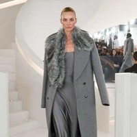 Fashion show koleksi Michael Kors Fall/Winter 2024 dalam New York Fashion Week 2024. Michael Kors mengungkapkan makna timelessness yang menjadi tema koleksi busana terbarunya ini. Ketika kita berbicara tentang apa yang abadi dan apa yang bertahan—itu adalah kualitas, itu adalah kesederhanaan, itu adalah kecanggihan, itu adalah pakaian yang membuat Anda merasa percaya diri dan kuat, ujarnya. Foto: [Dok. Michael Kors].