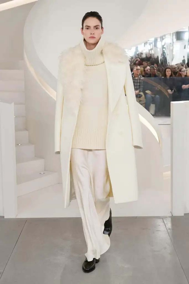 Fashion show koleksi Michael Kors Fall/Winter 2024 dalam New York Fashion Week 2024. Michael Kors mengungkapkan makna timelessness yang menjadi tema koleksi busana terbarunya ini. Ketika kita berbicara tentang apa yang abadi dan apa yang bertahan—itu adalah kualitas, itu adalah kesederhanaan, itu adalah kecanggihan, itu adalah pakaian yang membuat Anda merasa percaya diri dan kuat, ujarnya. Foto: [Dok. Michael Kors].