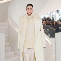 Fashion show koleksi Michael Kors Fall/Winter 2024 dalam New York Fashion Week 2024. Michael Kors mengungkapkan makna timelessness yang menjadi tema koleksi busana terbarunya ini. Ketika kita berbicara tentang apa yang abadi dan apa yang bertahan—itu adalah kualitas, itu adalah kesederhanaan, itu adalah kecanggihan, itu adalah pakaian yang membuat Anda merasa percaya diri dan kuat, ujarnya. Foto: [Dok. Michael Kors].