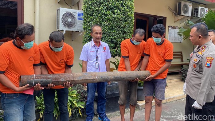 Kompolotan pencuri tiang fiber optik Surabaya