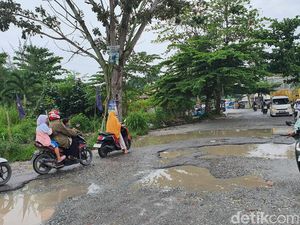 Jalan Rusak yang Dijual Warga Pekanbaru Belum Bisa Diperbaiki, Ini Alasannya