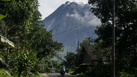 Kubah lava Gunung Merapi terlihat dari Pakem, Sleman, DI Yogyakarta, Senin (26/2/2024).   