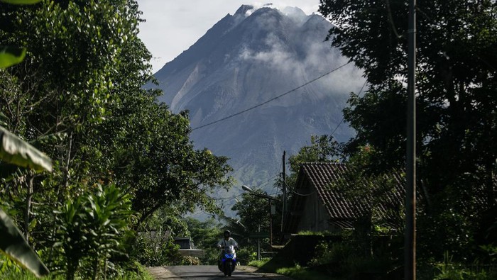 Kubah lava Gunung Merapi terlihat dari Pakem, Sleman, DI Yogyakarta, Senin (26/2/2024). Data BPPTKG menunjukkan morfologi kubah lava barat daya mengalami perubahan akibat adanya aktivitas awan panas guguran dengan volume kubah lava terukur sebesar 2.663.300 meter kubik dan kubah lava tengah sebesar 2.358.400 meter kubik dan laju deformasi sebesar 1,7 sentimeter per hari. ANTARA FOTO/Hendra Nurdiyansyah/tom.