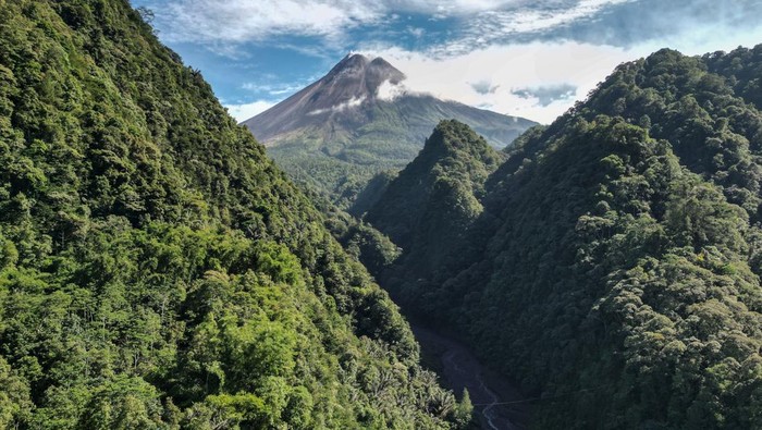 Kubah lava Gunung Merapi terlihat dari Pakem, Sleman, DI Yogyakarta, Senin (26/2/2024). Data BPPTKG menunjukkan morfologi kubah lava barat daya mengalami perubahan akibat adanya aktivitas awan panas guguran dengan volume kubah lava terukur sebesar 2.663.300 meter kubik dan kubah lava tengah sebesar 2.358.400 meter kubik dan laju deformasi sebesar 1,7 sentimeter per hari. ANTARA FOTO/Hendra Nurdiyansyah/tom.
