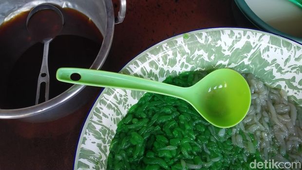 Kuliner di Pasar Ngasem: apem beras hingga dawet. Foto diunggah Senin (26/2/2024).