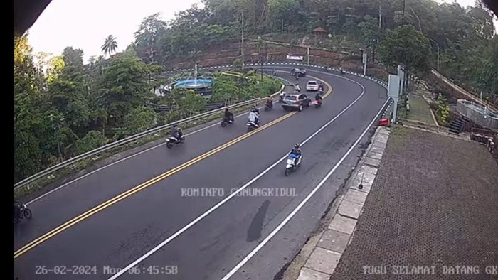 Tangkapan layar CCTV Diskominfo Gunungkidul pada Senin (26/2/2024) pukul 06.46 WIB memperlihatkan arus lalu lintas jalan Jogja-Wonosari.