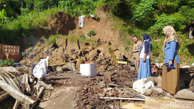 Lokasi tanah longsor di Dusun Berodan, Desa Kalirejo, Kecamatan Salaman, Kabupaten Magelang, Senin (26/2/2024).
